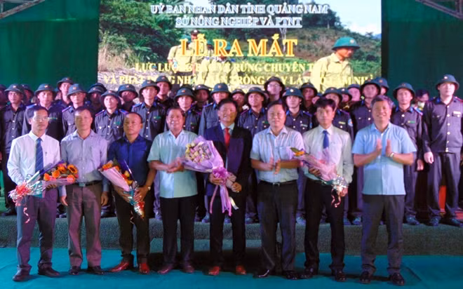Lãnh đạo tỉnh Quảng Nam tặng hoa chúc mừng lực lượng bảo vệ rừng chuyên trách.
