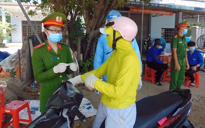 Thiếu úy Trần Lê Viết Ái tích cực tham gia chốt kiểm dịch khu vực Ngã ba Đại Hiệp.