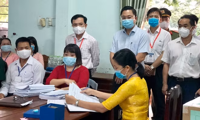 Ông Mai Văn Trinh cùng lãnh đạo tỉnh Quảng Nam kiểm tra công tác tổ chức thi đợt 2 kỳ thi tốt nghiệp THPT tại điểm thi Trường THPT Hoàng Diệu (thị xã Điện Bàn).