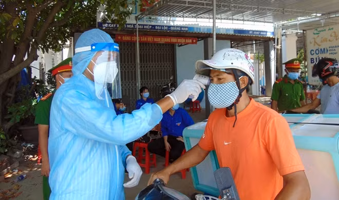Tiến hành đo thân nhiệt cho người dân từ hướng Đà Nẵng vào tỉnh Quảng Nam.