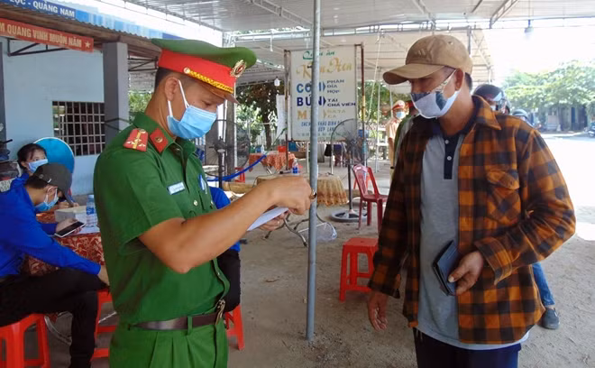 Cán bộ Công an kiểm tra giấy tờ người dân đi vào tỉnh Quảng Nam.