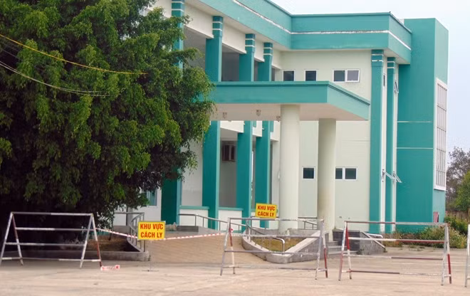 Phòng khám Đa khoa Khu công nghiệp Điện Nam - Điện Ngọc (thị xã Điện Bàn) đang tiến hành cách ly 30 người theo quy định.