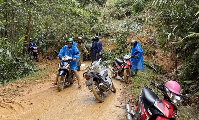 Mưa lũ đã làm sạt lở hàng trăm điểm trên các tuyến đường tại huyện Tây Giang, gây khó khăn cho giao thông đi lại.