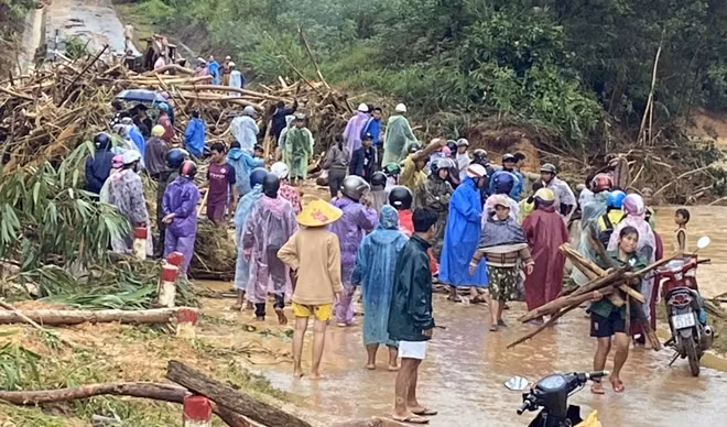 Người dân tranh thủ nhặt củi do lũ cuốn tấp lên đường.