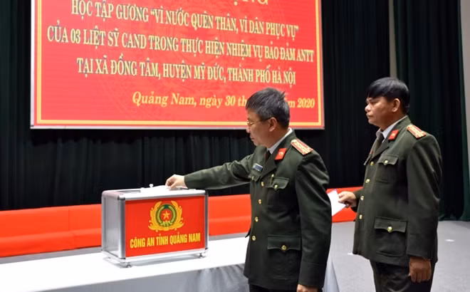 Đại tá Nguyễn Đức Dũng cùng cán bộ, chiến sĩ Công an tỉnh Quảng Nam quyên góp hỗ trợ, chia sẻ với gia đình 3 liệt sĩ hy sinh tại Đồng Tâm. Ảnh: M.T