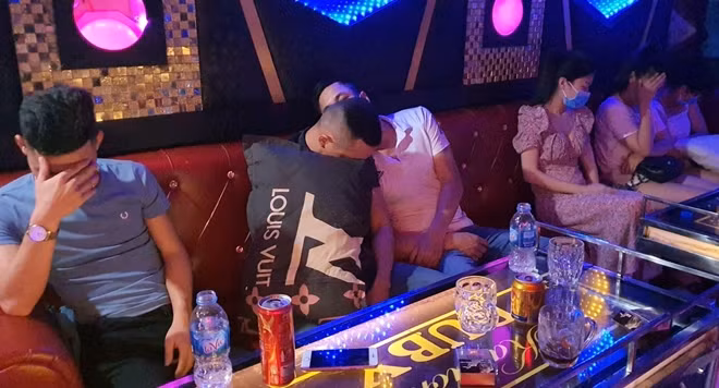 Cần xử lý nghiêm các quán karaoke vẫn ngang nhiên hoạt động trong mùa dịch COVID-19 và khách đến hát, dương tính với ma túy.