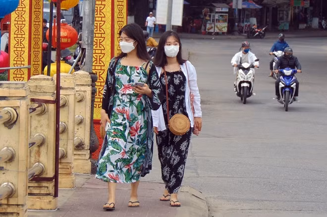 Du khách đeo khẩu trang đi dạo tại phố cổ Hội An, tỉnh Quảng Nam (Ảnh minh họa).