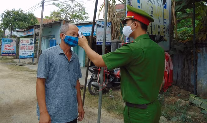 Cán bộ Công an tham gia tuyến đầu phòng chống dịch COVID-19 (Ảnh minh họa).