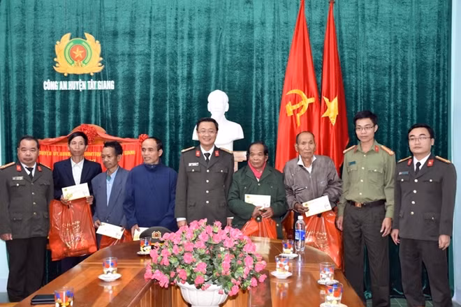 Thượng tá Nguyễn Thành Long thăm hỏi, tặng quà Tết cho già làng, người có uy tín tại Tây Giang. Ảnh: M.T