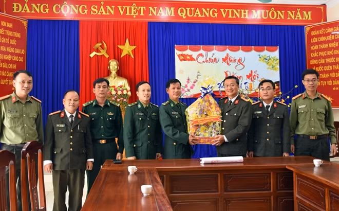 Thăm, tặng quà Đồn Biên phòng cửa khẩu Nam Giang.