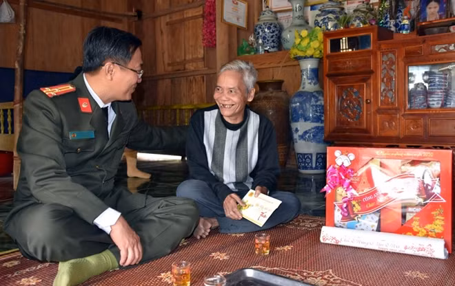 Thượng tá Nguyễn Thành Long đến thăm, tặng quà Tết cho già làng ở huyện Tây Giang.