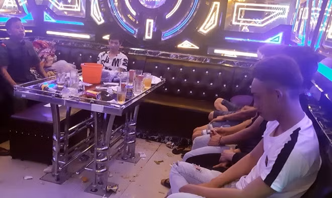 Các đối tượng sử dụng ma túy tại quán karaoke Victory bị Công an huyện Thăng Bình phát hiện.