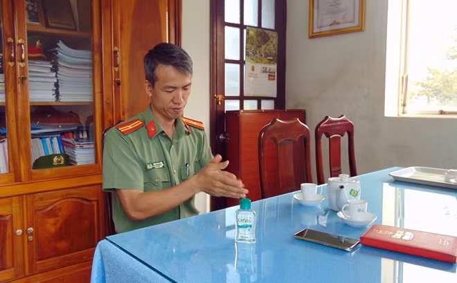 Thiếu tá Mai Văn Hiển rửa tay sát khuẩn ngay tại phòng làm việc để phòng chống COVID-19.