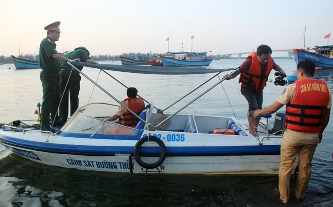 Cảnh sát đường thủy Quảng Nam nỗ lực cùng các lực lượng khác tham gia tìm kiếm cứu nạn vụ chìm ghe.