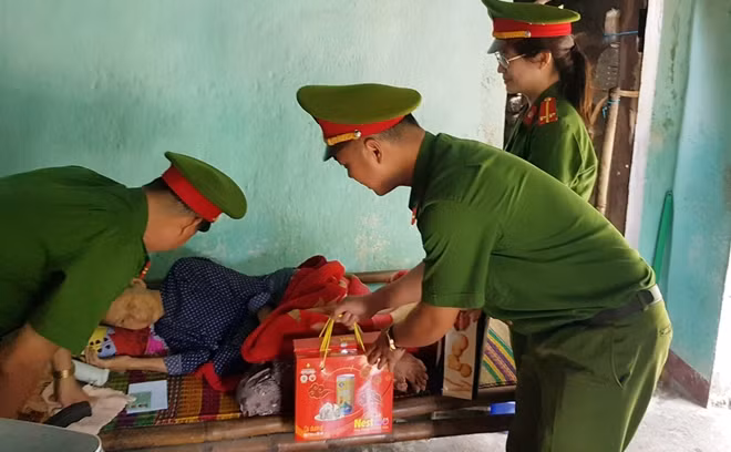 Trao CMND, tặng quà chia sẻ khó khăn của cụ Hàng.