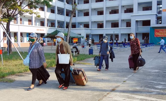 Các công dân hoàn thành thời gian cách ly, được trở về địa phương.