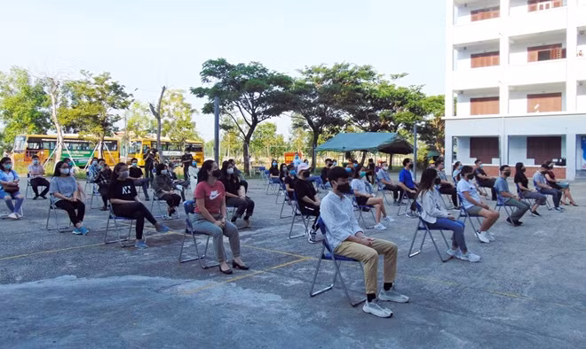 Các công dân chờ nhận quyết định hoàn thành thời gian cách ly.