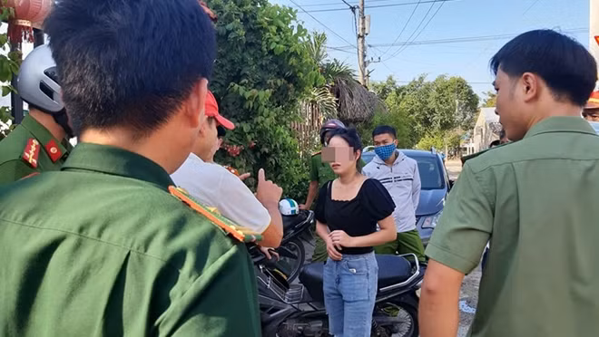Lực lượng chức năng tỉnh Quảng Nam làm việc với một người Trung Quốc.