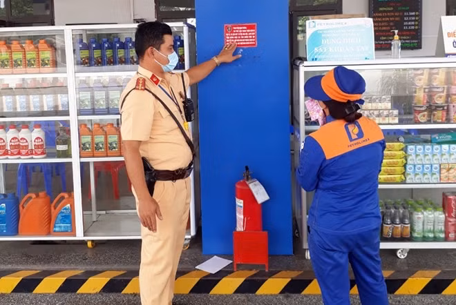 CSGT tổ chức dán tờ rơi tuyên truyền về ATGT có số điện thoại đường dây nóng tại cây xăng dọc QL1A để người dân chủ động liên hệ khi có tình huống xảy ra.