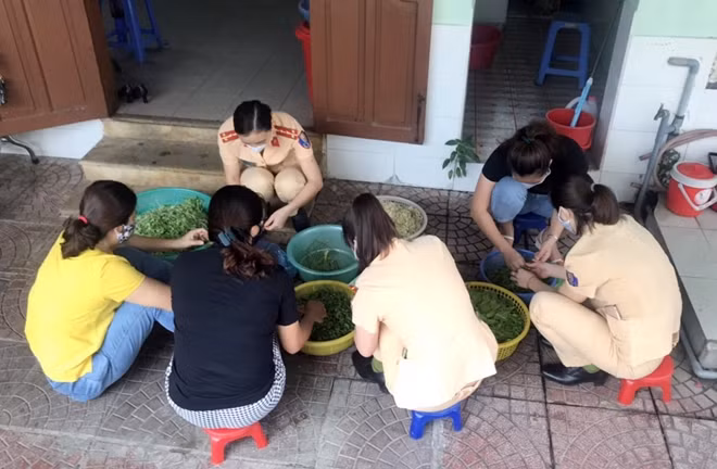 Mọi người cùng chung tay chuẩn bị cho "bữa trưa vui vẻ".