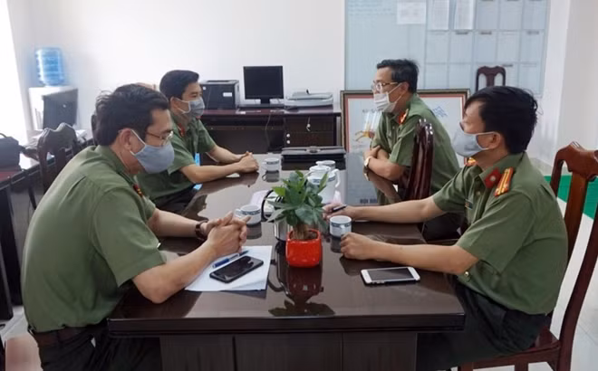Thượng tá Nguyễn Thành Long, Phó Giám đốc Công an tỉnh Quảng Nam (thứ hai từ phải sang), thăm, động viên CBCS Phòng Tham mưu trong công tác thường trực tham mưu phòng, chống dịch COVID-19.