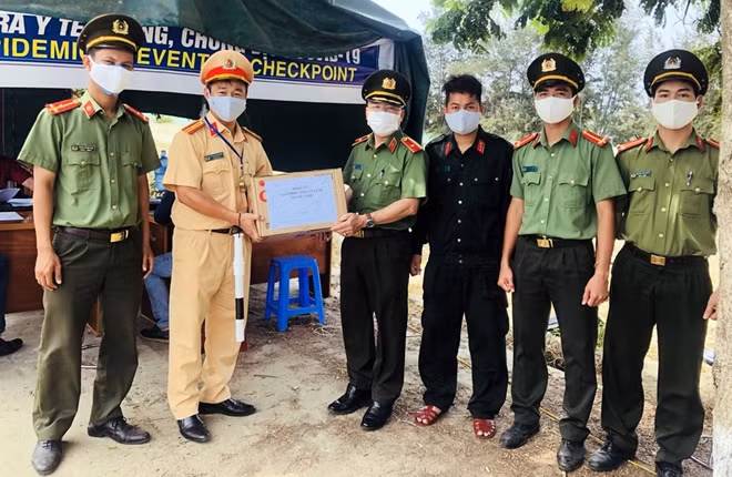 Thiếu tướng Nguyễn Đức Dũng tặng quà động viên cán bộ chiến sĩ làm nhiệm vụ kiểm soát, phòng chống dịch.