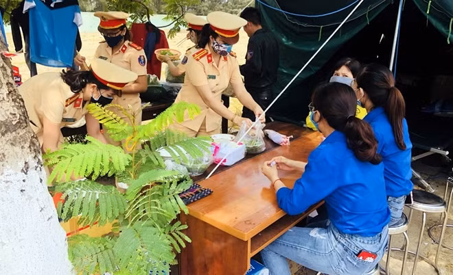 Các đoàn viên tham gia chốt kiểm soát, phòng chống dịch chuẩn bị được tham gia "bữa trưa vui vẻ".