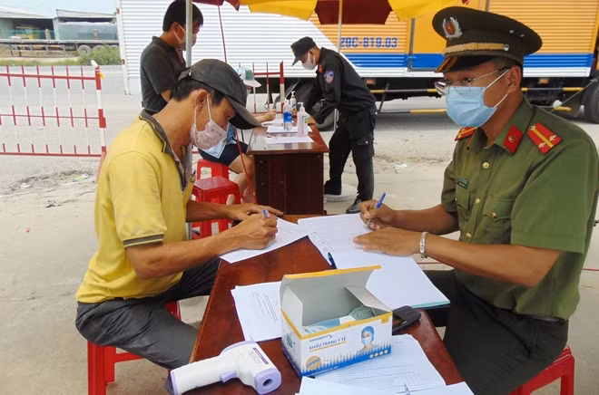 Lực lượng Công an túc trực tại các cửa ngõ ra vào tỉnh Quảng Nam để thực hiện nhiệm vụ kiểm soát, phòng chống dịch.
