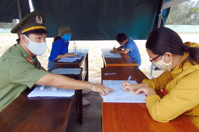 Lực lượng liên ngành ngày đêm làm nhiệm vụ tại các chốt kiểm soát, phòng chống dịch.