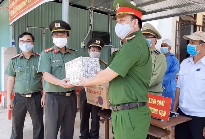 Thượng tá Nguyễn Thành Long tặng quà động viên lực lượng liên ngành làm nhiệm vụ tại chốt kiểm soát dịch trên đường Hồ Chí Minh tại xã A Vương, huyện Tây Giang.