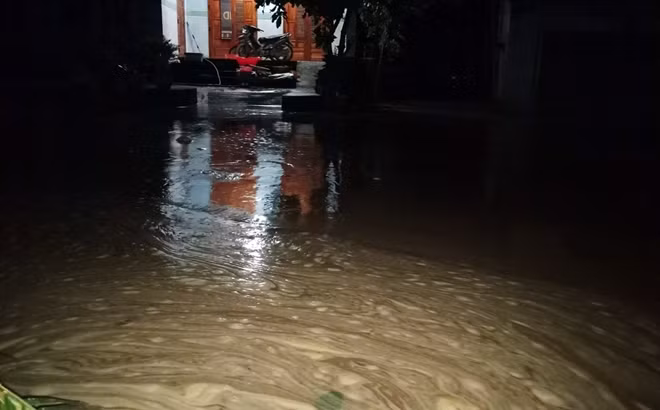 Từ chiều tối 28/10, mực nước trên các sông tại Quảng Nam dâng lên nhanh, nhiều nơi đã bị ngập sâu, chia cắt.