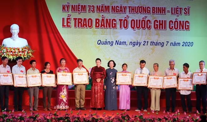 Chủ tịch Quốc hội Nguyễn Thị Kim Ngân và đồng chí Trương Thị Mai trao Bằng Tổ quốc ghi công cho thân nhân các liệt sĩ.