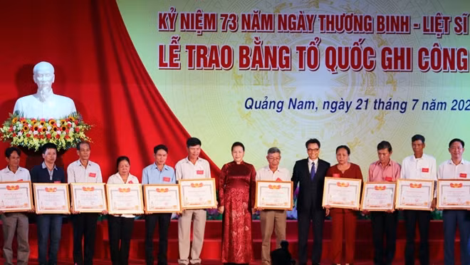 Chủ tịch Quốc hội Nguyễn Thị Kim Ngân và Phó Thủ tướng Vũ Đức Đam trao Bằng Tổ quốc ghi công cho thân nhân các liệt sĩ.