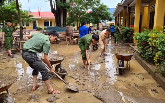 Tuổi trẻ Công an huyện Đại Lộc tham gia dọn dẹp vệ sinh tại điểm trường Tiểu học Trương Đình Nam tại thôn Đại Mỹ, xã Đại Hưng.