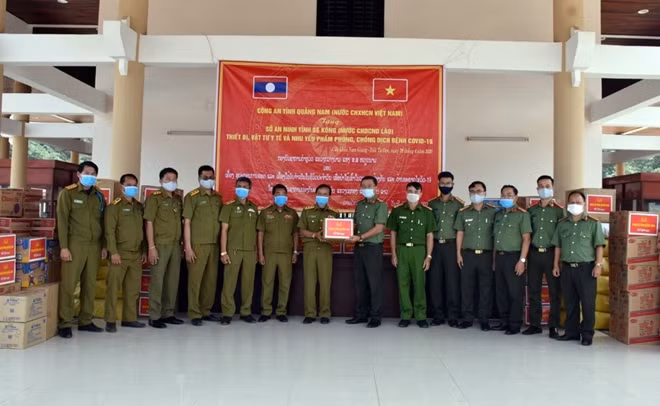 Đại diện Sở An ninh Sê Kông và đoàn công tác Công an tỉnh Quảng Nam tại buổi tặng quà.