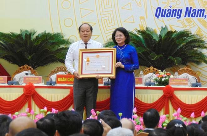 Phó Chủ tịch nước Đặng Thị Ngọc Thịnh trao Huân Chương Độc lập Hạng Ba cho Thanh tra tỉnh Quảng Nam.