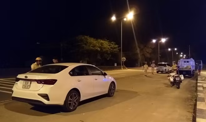 Lực lượng CSGT làm nhiệm vụ trên tuyến QL1A đoạn qua địa bàn huyện Thăng Bình.