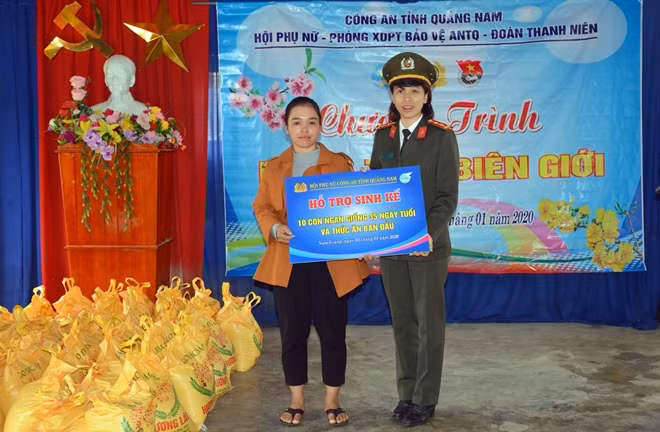 Lãnh đạo Hội Phụ nữ Công an tỉnh Quảng Nam trao sinh kế cho phụ nữ đồng bào thiểu số xã La Dêê.