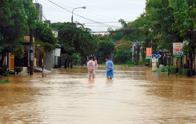 Một tuyến đường nội thị tại thị trấn Ái Nghĩa lênh láng nước lũ.