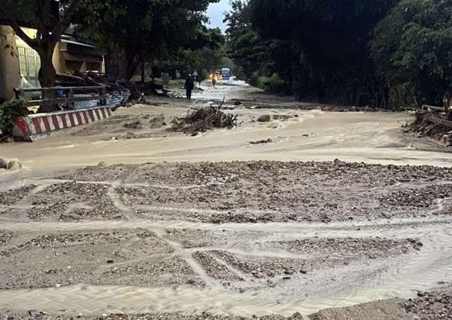 Hiện trường trận sạt lở cát trên QL14B trước khi được dọn dẹp.