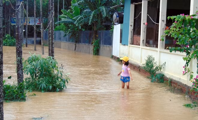 Một khu dân cư tại thị trấn Ái Nghĩa, huyện Đại Lộc bị nước lũ bủa vây.
