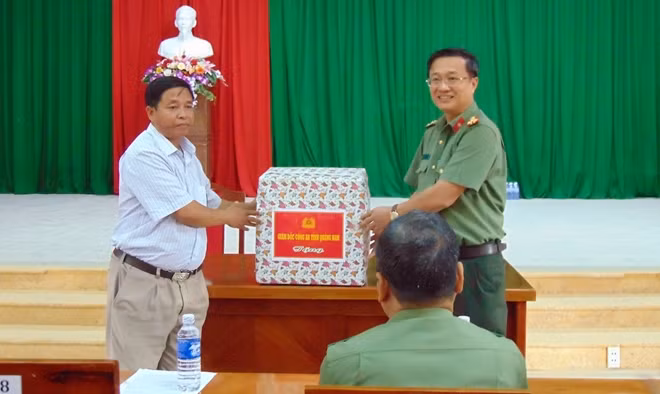 Tặng quà cho lãnh đạo xã Axan, huyện Tây Giang.