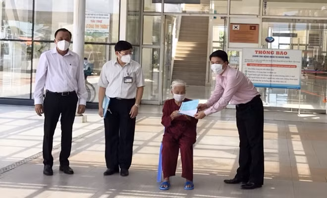 Ông Trần Văn Tân, Phó Chủ tịch UBND tỉnh Quảng Nam, trao giấy ra viện cho BN 592.