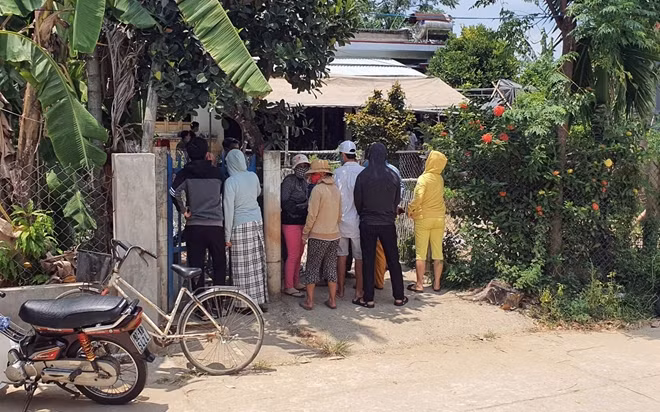 Người dân hiếu kỳ xem cơ quan chức năng khám nghiệm hiện trường tại nhà ông Th.
