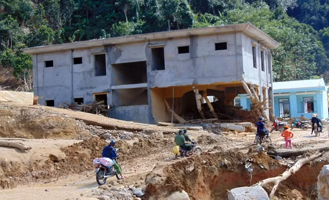 Một công trình tại xã Phước Thành bị hư hỏng nặng do lũ quét.