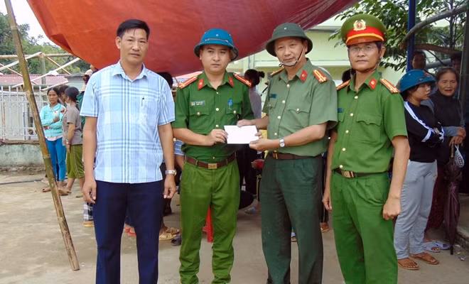 Trao quà tặng Công an xã Phước Lộc.