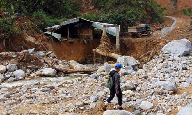Cây cầu bê tông bắc qua suối Nước Bay và ngôi nhà ven suối bị xóa sổ khi lũ quét tràn về.