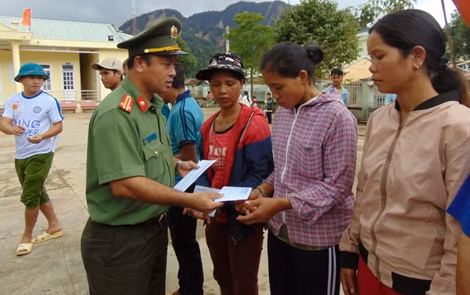 Đại diện Công an tỉnh Quảng Nam trao quà cho người dân.