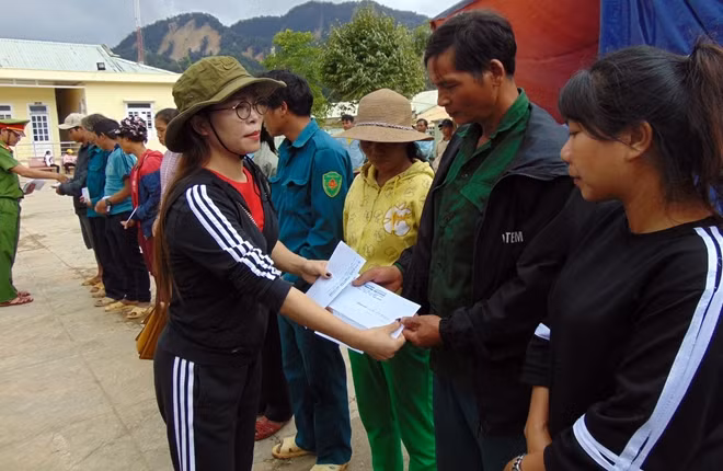 Lãnh đạo Công ty Hoa Lê trao quà cho bà con xã Phước Lộc.
