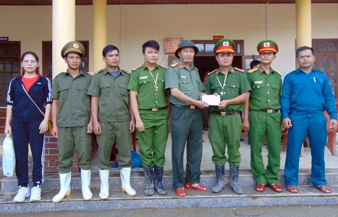Đoàn công tác trao quà tặng Công an xã Phước Thành.